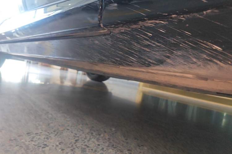 Used Xiaomi Auto YU7 2025 Ultra-Long Range Rear-Wheel Drive Version Right Side Sill