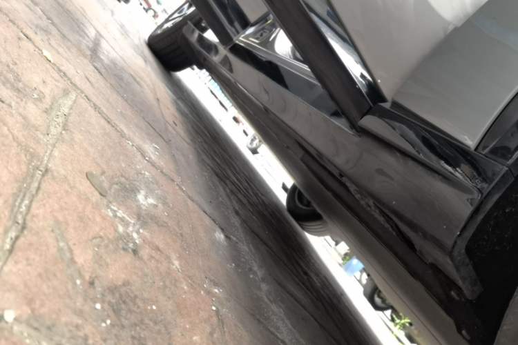Used Xiaomi Auto YU7 2025 Ultra-Long Range Rear-Wheel Drive Version Right Side Sill