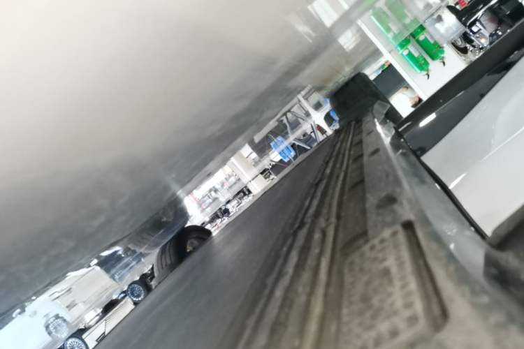Used Xiaomi Auto YU7 2025 Ultra-Long Range High-Performance All-Wheel-Drive Max Edition Right Side Sill