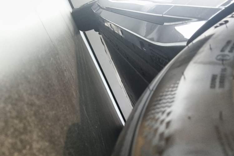 Used Xiaomi Auto YU7 2025 Ultra-Long Range Rear-Wheel Drive Version Right Side Sill