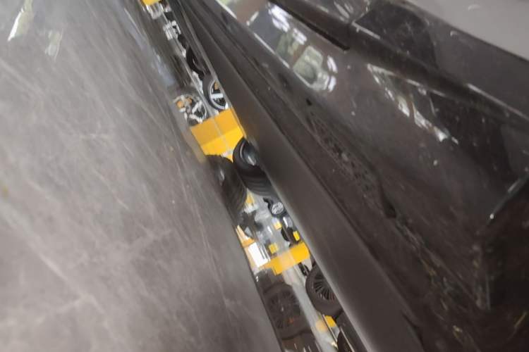 Used Xiaomi Auto YU7 2025 Ultra-Long Range High-Performance All-Wheel-Drive Max Edition Right Side Sill