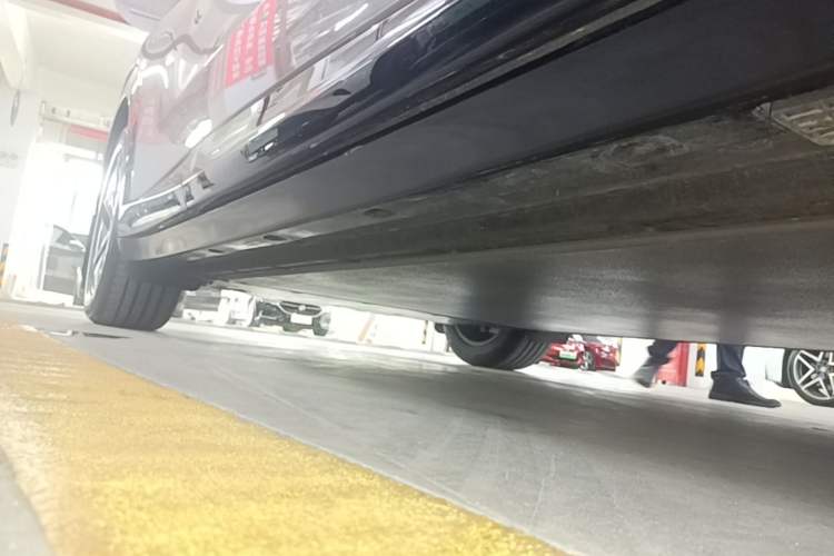 Used Xiaomi Auto YU7 2025 Ultra-Long Range Rear-Wheel Drive Version Right Side Sill