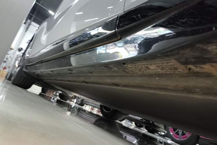 Used Xiaomi Auto YU7 2025 Ultra-Long Range Rear-Wheel Drive Version Right Side Sill