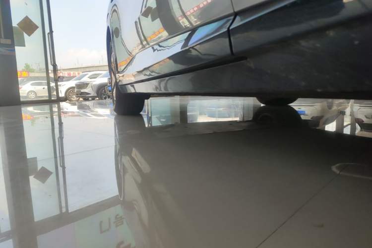 Used Xiaomi Auto YU7 2025 Ultra-Long Range Rear-Wheel Drive Version Right Side Sill