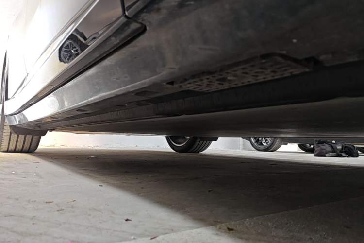 Used Xiaomi Auto YU7 2025 Ultra-Long Range High-Performance All-Wheel-Drive Max Edition Right Side Sill