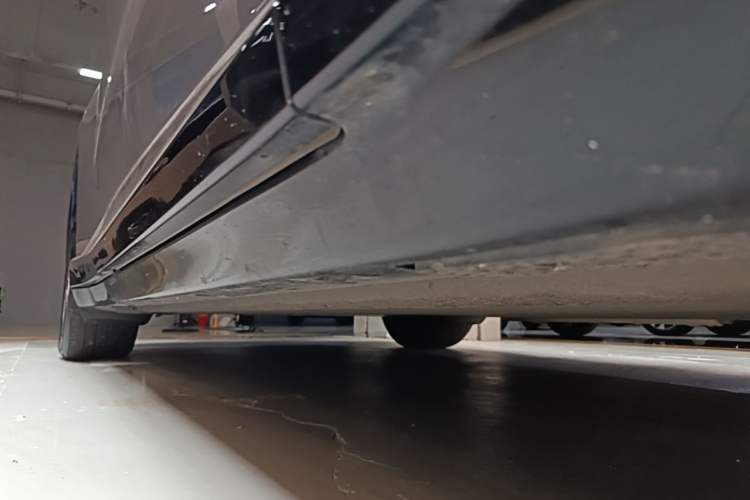 Used Xiaomi Auto YU7 2025 Ultra-Long Range Rear-Wheel Drive Version Right Side Sill