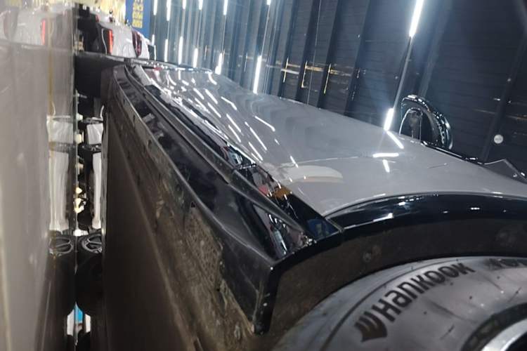 Used Xiaomi Auto YU7 2025 Ultra-Long Range Rear-Wheel Drive Version Right Side Sill