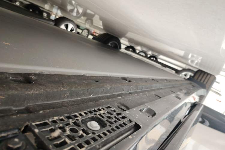 Used Xiaomi Auto YU7 2025 Ultra-Long Range All-Wheel Drive Pro Version Right Side Sill