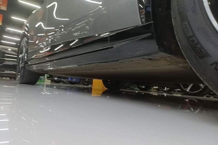 Used Xiaomi Auto YU7 2025 Ultra-Long Range All-Wheel Drive Pro Version Right Side Sill