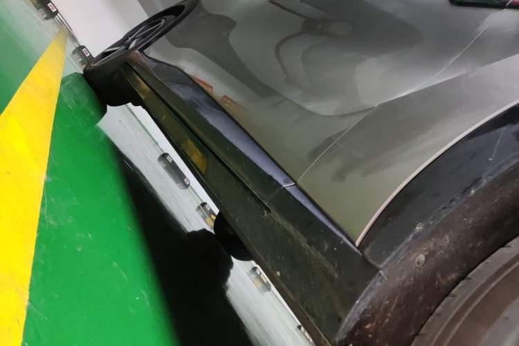 Used Xiaomi Auto YU7 2025 Ultra-Long Range High-Performance All-Wheel-Drive Max Edition Right Side Sill