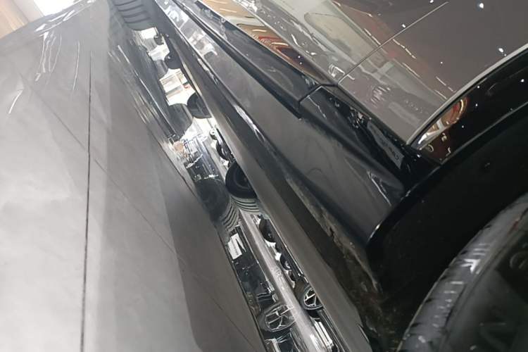 Used Xiaomi Auto YU7 2025 Ultra-Long Range All-Wheel Drive Pro Version Right Side Sill