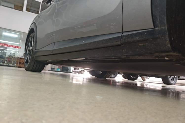Used Xiaomi Auto YU7 2025 Ultra-Long Range High-Performance All-Wheel-Drive Max Edition Right Side Sill