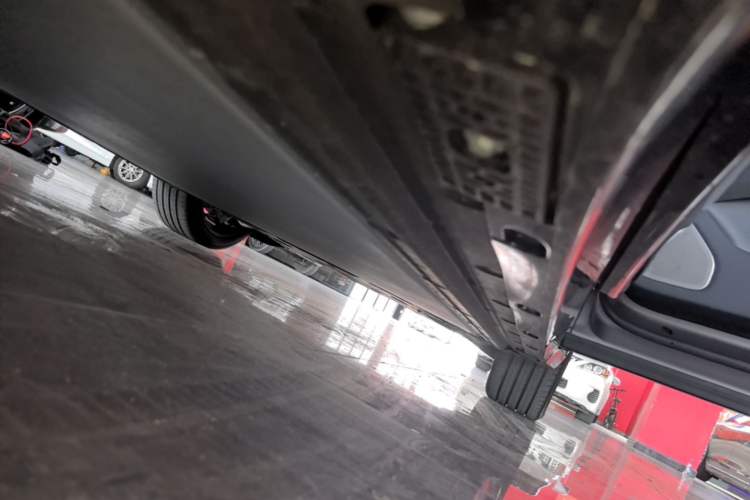 Used Xiaomi Auto YU7 2025 Ultra-Long Range High-Performance All-Wheel-Drive Max Edition Right Side Sill