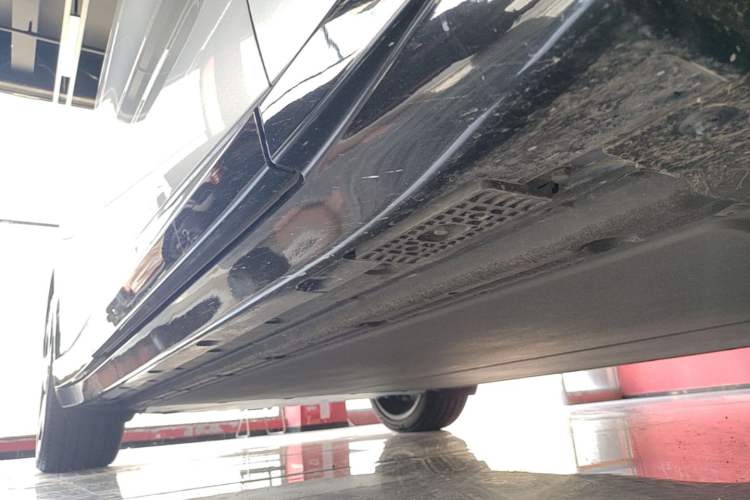 Used Xiaomi Auto YU7 2025 Ultra-Long Range All-Wheel Drive Pro Version Right Side Sill