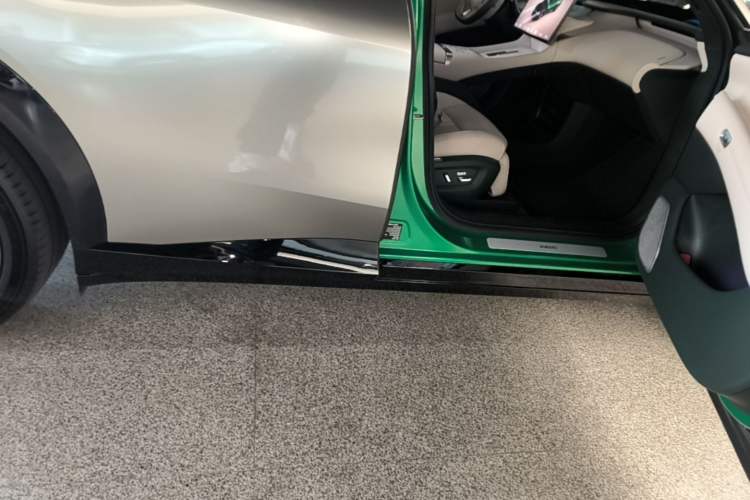Used Xiaomi Auto YU7 2025 Ultra-Long Range All-Wheel Drive Pro Version Right Side Sill