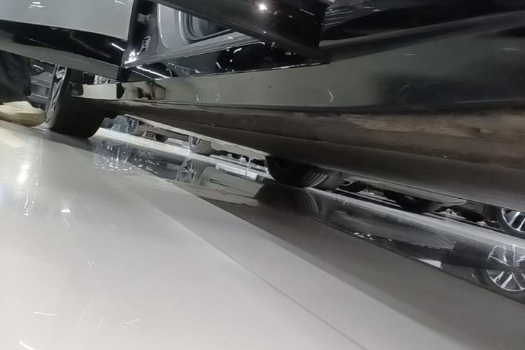 Used Xiaomi Auto YU7 2025 Ultra-Long Range All-Wheel Drive Pro Version Right Side Sill
