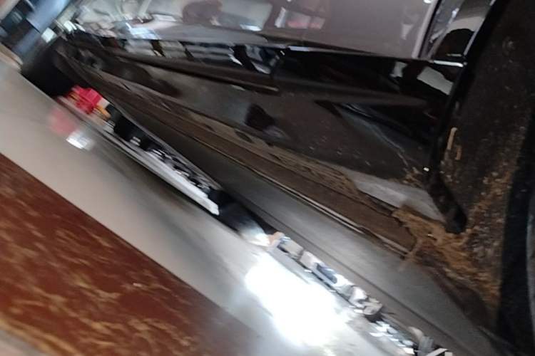 Used Xiaomi Auto YU7 2025 Ultra-Long Range Rear-Wheel Drive Version Right Side Sill