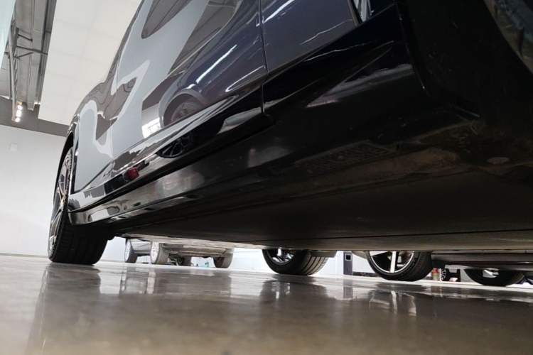 Used Xiaomi Auto YU7 2025 Ultra-Long Range All-Wheel Drive Pro Version Right Side Sill
