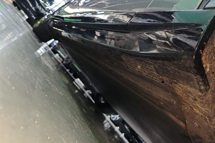 Used Xiaomi Auto YU7 2025 Ultra-Long Range Rear-Wheel Drive Version Right Side Sill