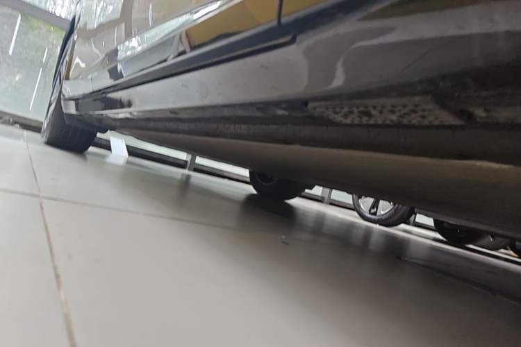 Used Xiaomi Auto YU7 2025 Ultra-Long Range Rear-Wheel Drive Version Right Side Sill