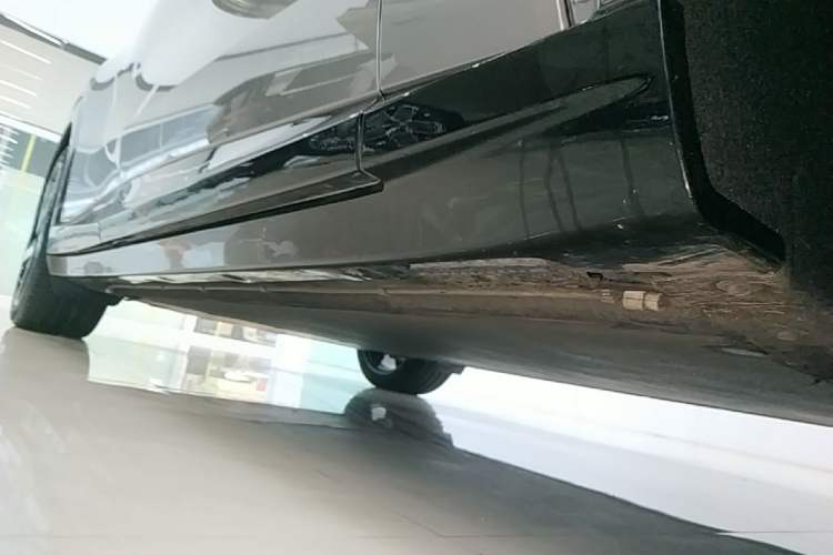 Used Xiaomi Auto YU7 2025 Ultra-Long Range High-Performance All-Wheel-Drive Max Edition Right Side Sill