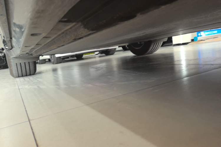 Used Xiaomi Auto YU7 2025 Ultra-Long Range Rear-Wheel Drive Version Right Side Sill