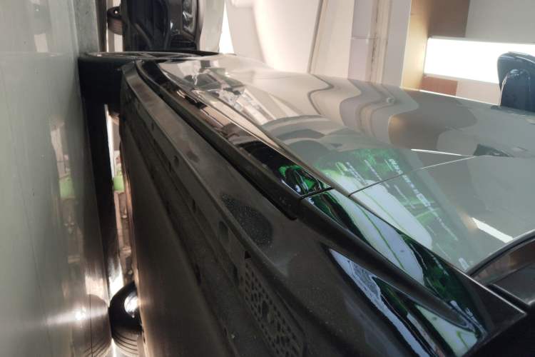 Used Xiaomi Auto YU7 2025 Ultra-Long Range All-Wheel Drive Pro Version Right Side Sill