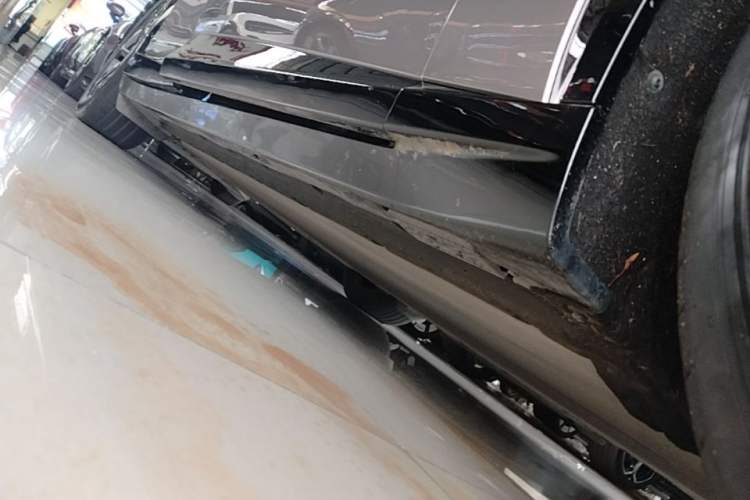 Used Xiaomi Auto YU7 2025 Ultra-Long Range All-Wheel Drive Pro Version Right Side Sill