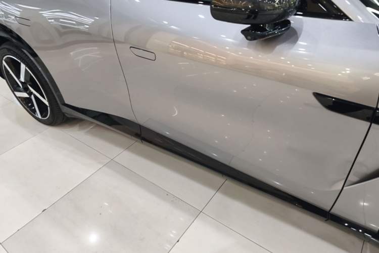 Used Xiaomi Auto YU7 2025 Ultra-Long Range High-Performance All-Wheel-Drive Max Edition Right Side Sill