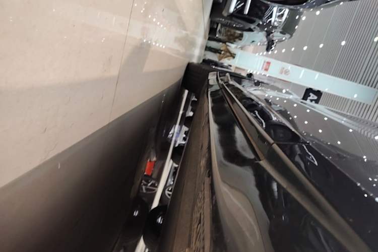Used Xiaomi Auto YU7 2025 Ultra-Long Range Rear-Wheel Drive Version Right Side Sill