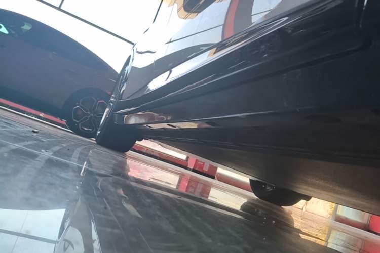Used Xiaomi Auto YU7 2025 Ultra-Long Range All-Wheel Drive Pro Version Right Side Sill