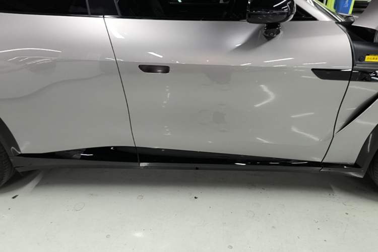 Used Xiaomi Auto YU7 2025 Ultra-Long Range All-Wheel Drive Pro Version Right Side Sill