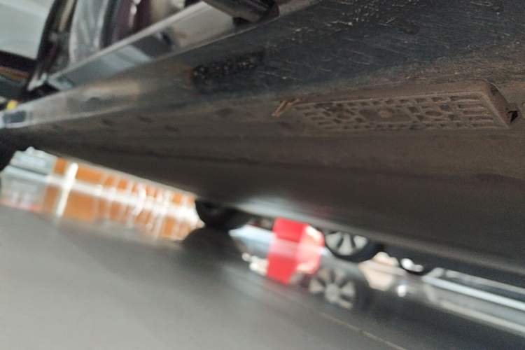 Used Xiaomi Auto YU7 2025 Ultra-Long Range Rear-Wheel Drive Version Right Side Sill