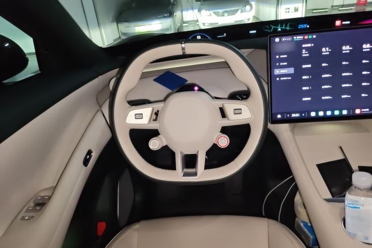 Used Xiaomi Auto YU7 2025 Ultra-Long Range Rear-Wheel Drive Version Steering Wheel