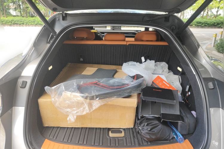 Used Xiaomi Auto YU7 2025 Ultra-Long Range High-Performance All-Wheel-Drive Max Edition Trunk
