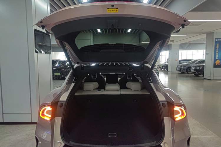Used Xiaomi Auto YU7 2025 Ultra-Long Range High-Performance All-Wheel-Drive Max Edition Trunk