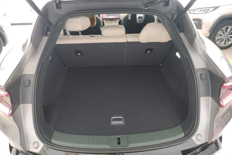 Used Xiaomi Auto YU7 2025 Ultra-Long Range High-Performance All-Wheel-Drive Max Edition Trunk
