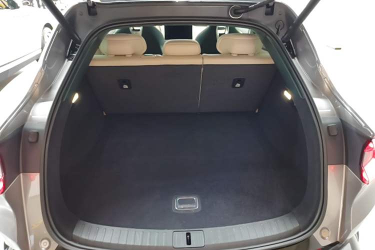 Used Xiaomi Auto YU7 2025 Ultra-Long Range High-Performance All-Wheel-Drive Max Edition Trunk