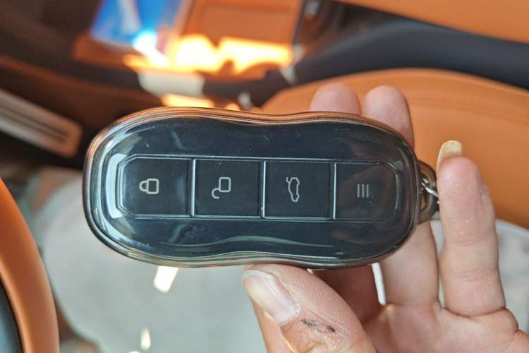 Used Xiaomi Auto YU7 2025 Ultra-Long Range High-Performance All-Wheel-Drive Max Edition Vehicle Key