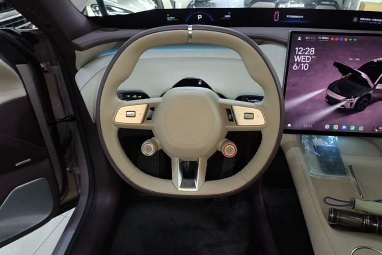 Used Xiaomi Auto YU7 2025 Ultra-Long Range Rear-Wheel Drive Version Steering Wheel