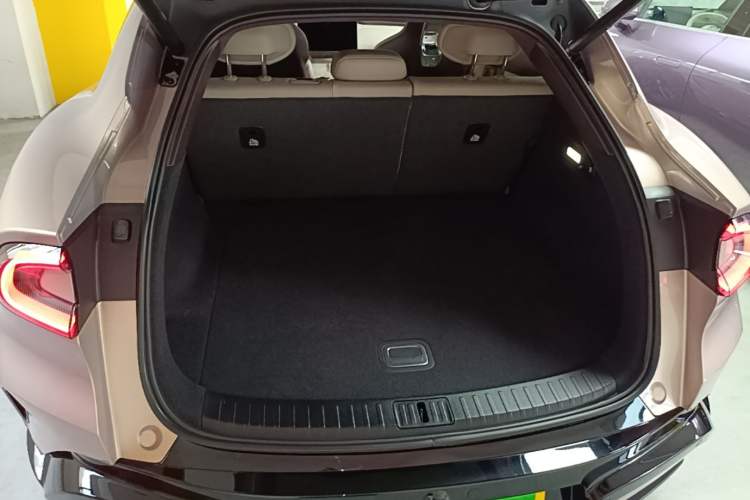Used Xiaomi Auto YU7 2025 Ultra-Long Range High-Performance All-Wheel-Drive Max Edition Trunk