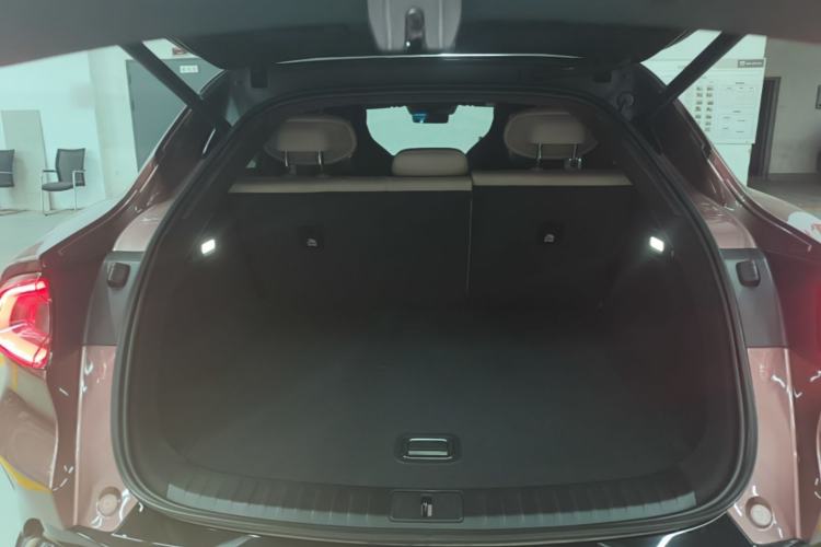 Used Xiaomi Auto YU7 2025 Ultra-Long Range High-Performance All-Wheel-Drive Max Edition Trunk