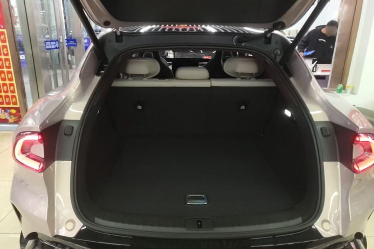Used Xiaomi Auto YU7 2025 Ultra-Long Range High-Performance All-Wheel-Drive Max Edition Trunk
