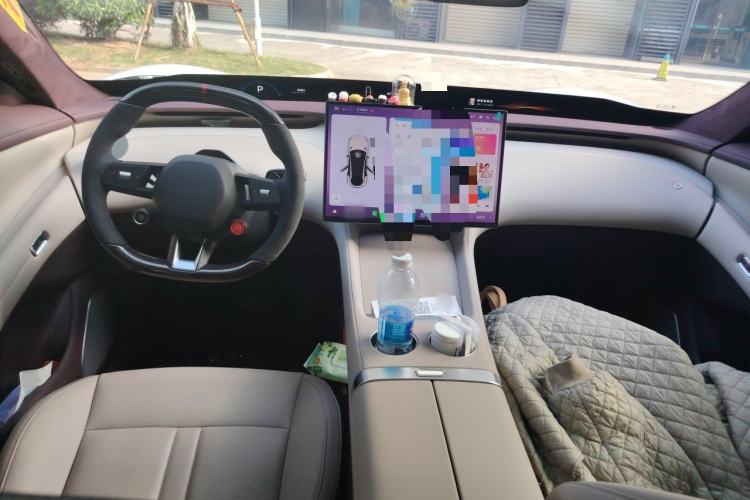 Used Xiaomi Auto YU7 2025 Ultra-Long Range High-Performance All-Wheel-Drive Max Edition Center Console