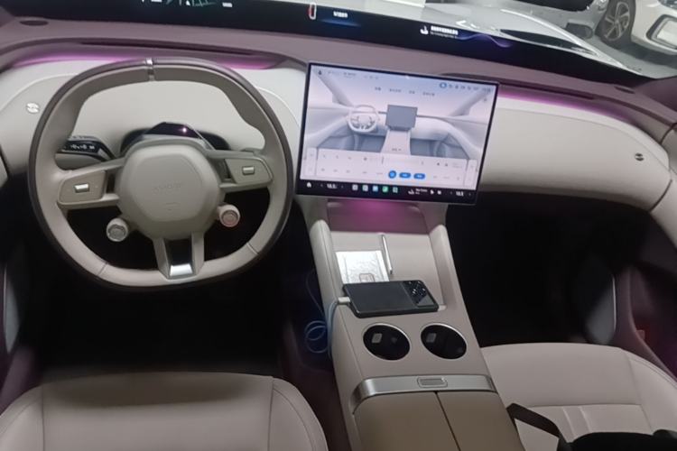Used Xiaomi Auto YU7 2025 Ultra-Long Range Rear-Wheel Drive Version Center Console