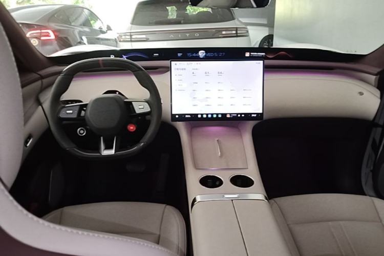 Used Xiaomi Auto YU7 2025 Ultra-Long Range High-Performance All-Wheel-Drive Max Edition Center Console