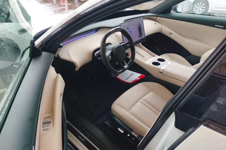 Used Xiaomi Auto YU7 2025 Ultra-Long Range High-Performance All-Wheel-Drive Max Edition Driver Seat