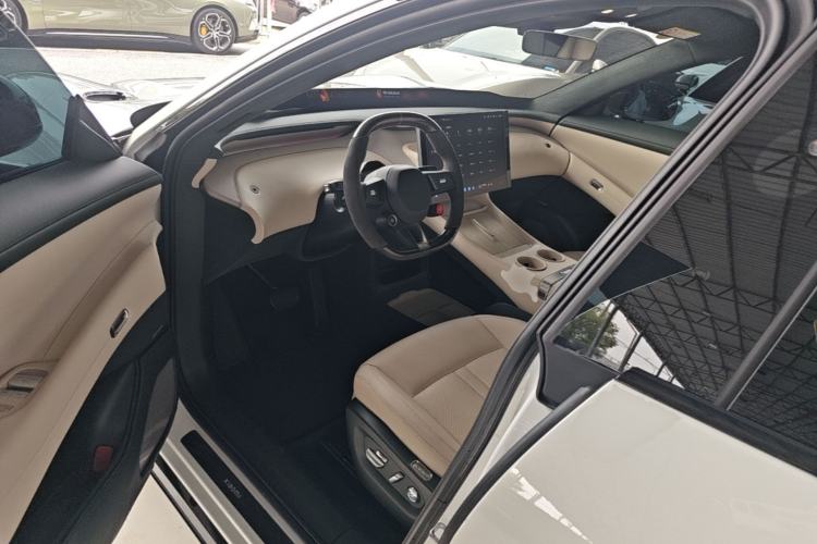 Used Xiaomi Auto YU7 2025 Ultra-Long Range High-Performance All-Wheel-Drive Max Edition Driver Seat