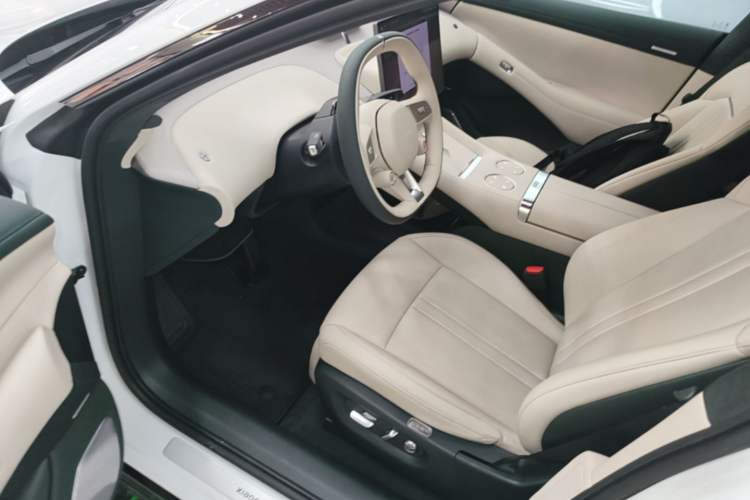 Used Xiaomi Auto YU7 2025 Ultra-Long Range High-Performance All-Wheel-Drive Max Edition Driver Seat