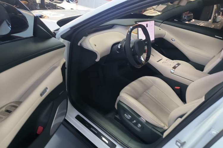 Used Xiaomi Auto YU7 2025 Ultra-Long Range High-Performance All-Wheel-Drive Max Edition Driver Seat